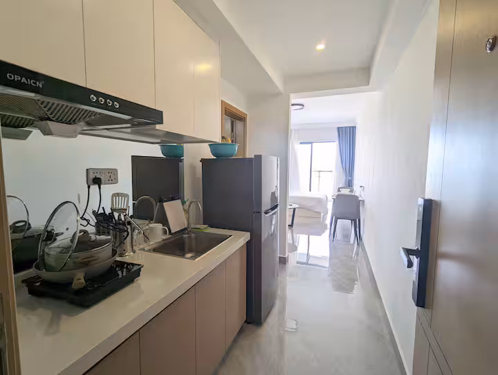 Cucina completa in appartamento in affitto a Phnom Penh con lavatrice