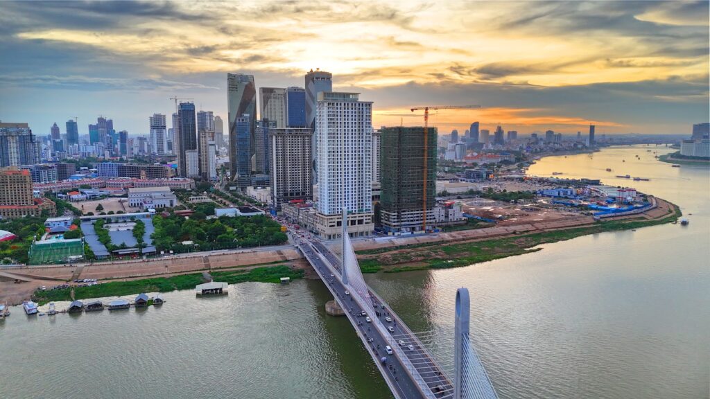 Veduta aerea dello skyline moderno di Phnom Penh con grattacieli e fiume