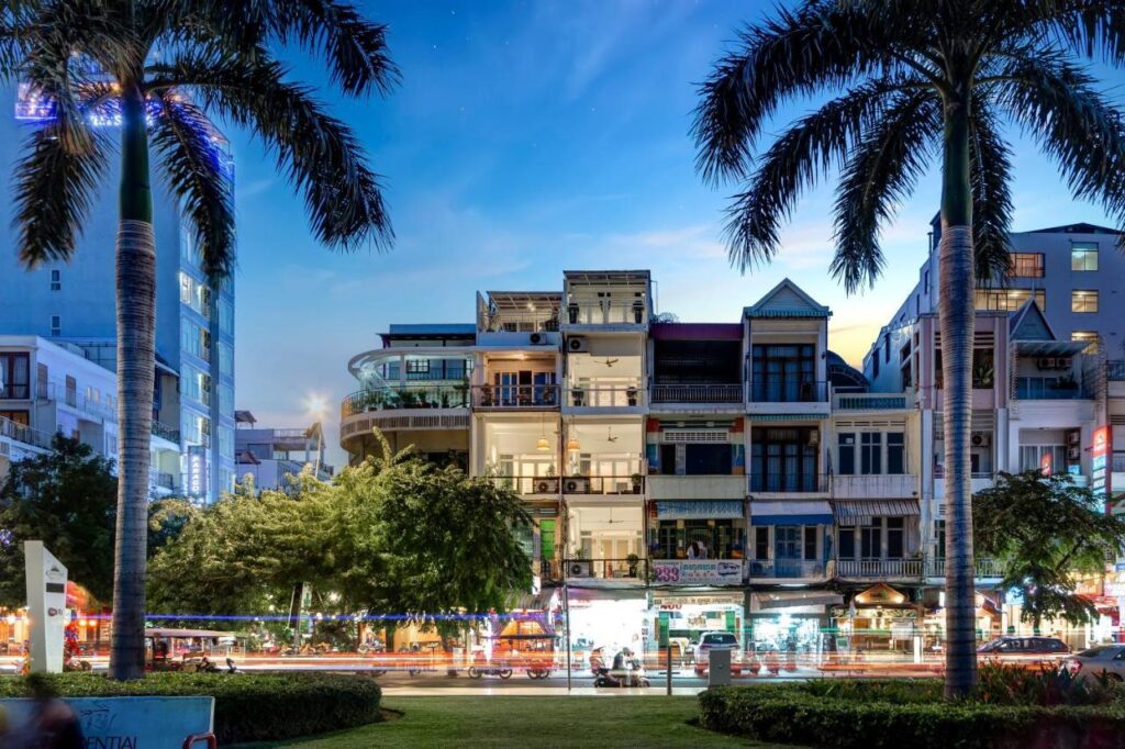 Edifici coloniali lungo il Riverside di Phnom Penh
