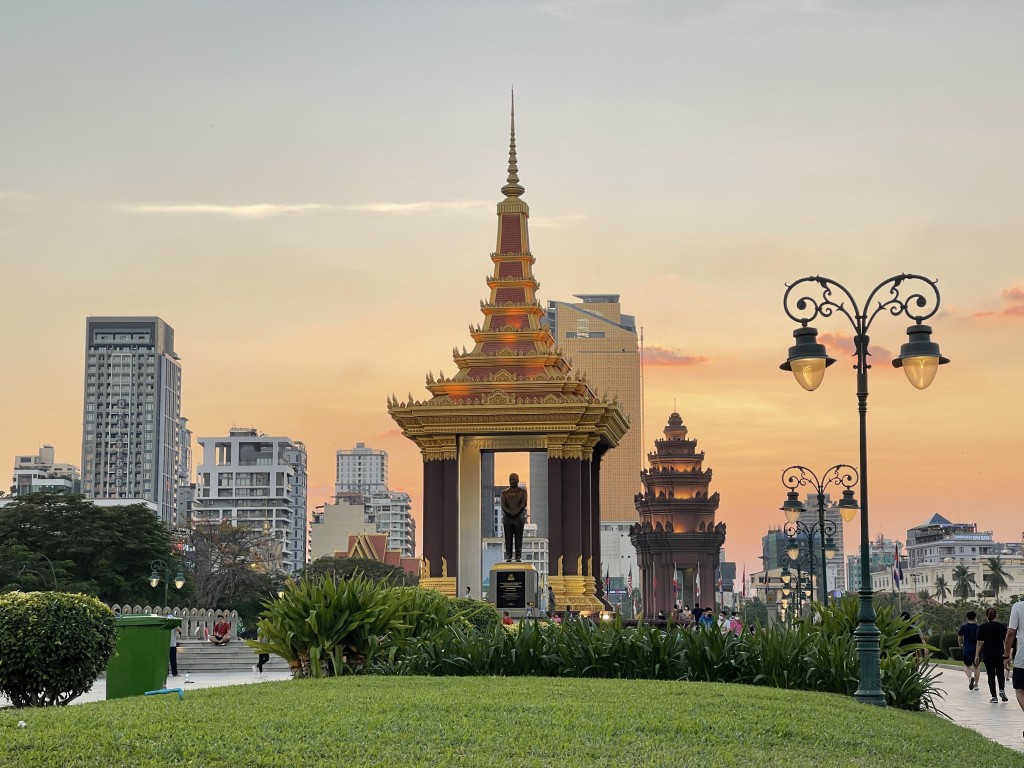 Monumento all’Indipendenza di Phnom Penh illuminato di sera