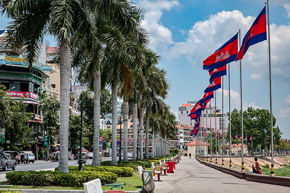 Passeggiata sul fiume a Phnom Penh con vista sul quartiere Riverside