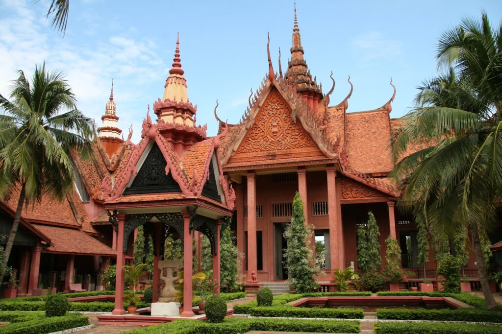 Facciata del Museo Nazionale della Cambogia a Phnom Penh