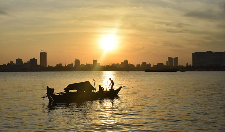 Sunset over Tonle Sap River viewed from Phnom Penh riverside