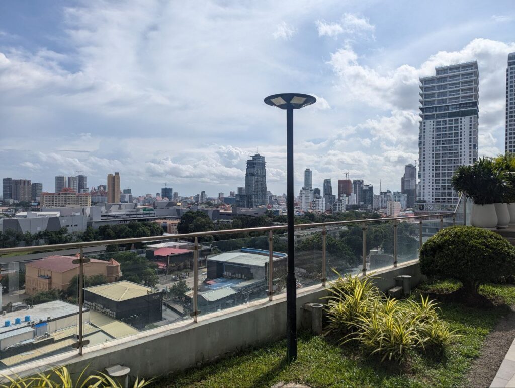 Vista sul fiume e sullo skyline urbano dal balcone del 13° piano