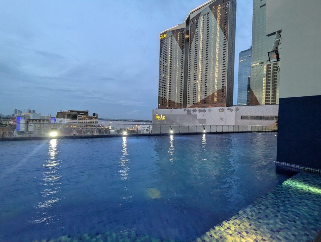 One-bedroom apartment for rent in Phnom Penh with balcony view
