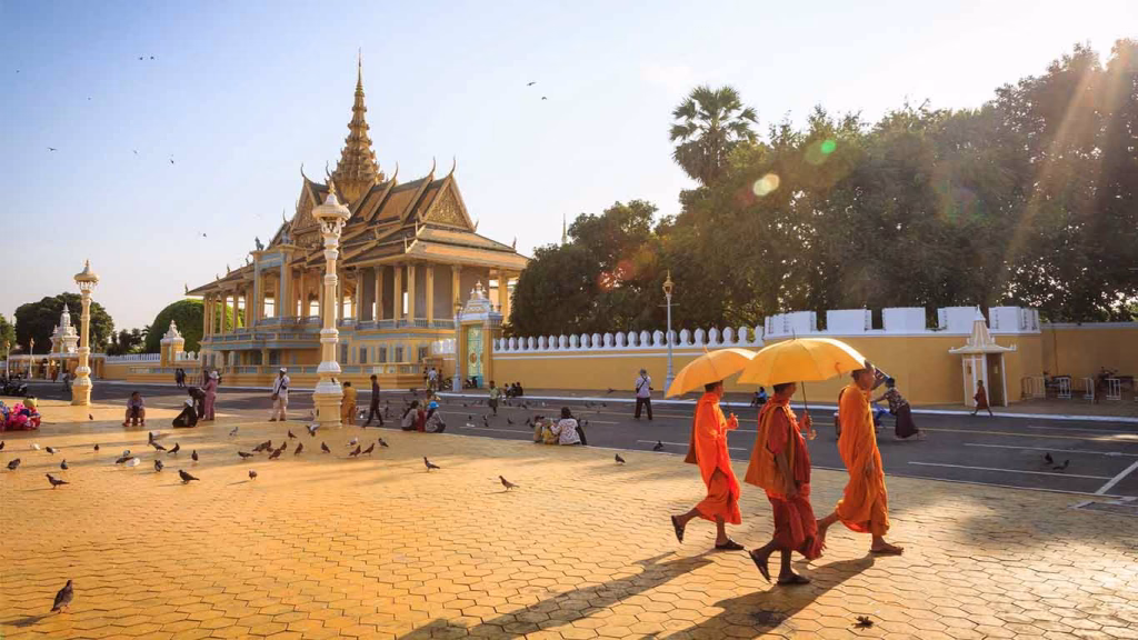 נזירים בודהיסטים מול הארמון המלכותי בפנום פן