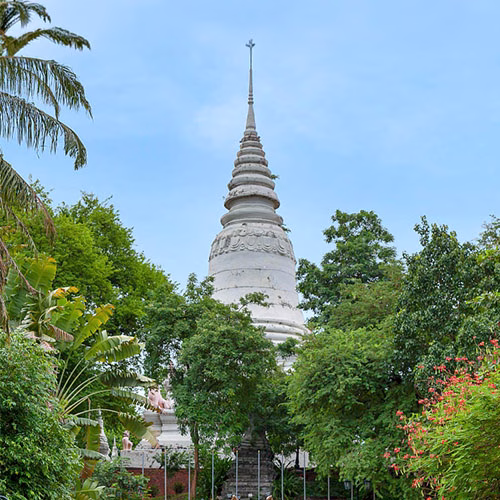 Tempio Wat Phnom a Phnom Penh circondato da alberi e giardini